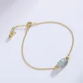 Elegante goudkleurige kettingarmband met een handgesneden grijze maansteen pixiu bedeltje - Grijze Maansteen Pixiu Gouden Kraal Armband