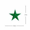 Vista dettagliata della patch stella ricamata verde da 3 cm, ideale per decorare e riparare vestiti. - Stella dei Cartoni Animati / Verde