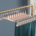 Perchas para pantalones de acero inoxidable con protección y pinzas de resorte fuertes. - Albaricoque Queso