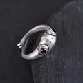 Stijlvolle zilveren open kikker ring met opvallende rode edelsteen ogen voor vrouwen. - 01 Kikker granaat antiek zilveren stijl