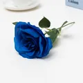 Primo piano dettagliato della testa di rosa artificiale blu con foglie verdi su sfondo bianco. - Rosa a Rametto Corto - Blu