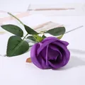 Vista dettagliata di rosa viola artificiale, fiore di seta singolo per decorazione casa nozze. - Rosa di San Valentino - Viola