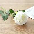 Fausse rose blanche fleur artificielle tige unique en soie pour deco mariage fete - Rose en velours à tige courbée - Blanc