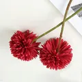 Nahaufnahme von künstlichen Pompon-Chrysanthemen mit grünen Stielen, lebendige rote Blumendeko. - Pompon-Chrysantheme - Rot
