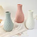 Detailansicht nordischer minimalistischer Deko-Vasen, feine Spiraltextur, mehrfarbig. - Kleine Ananas