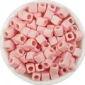 Gros plan de perles carrées en acrylique rose clair avec de grands trous pour le bricolage. - 7x7x7mm / 100 Pièces/Paquet / Rouge Abricot