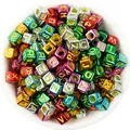 Kleurrijke gegalvaniseerde acryl kubus letterkraaltjes voor DIY sieraden maken en knutselen. - Vierkante Kleurrijke Basis Gele Letter / 100 Stuks/Pak