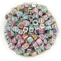Zilver gegalvaniseerde vierkante acryl letterkraaltjes, gekleurde letterkubuskraaltjes voor DIY. - Vierkante Zilveren Basis Gekleurde Letter / 100 Stuks/Pak