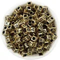 Gouden vierkante letterkraaltjes voor DIY sieraden maken, acryl kubus letter kraaltjes. - Vierkante Gouden Basis Zwarte Letter / 100 Stuks/Pak