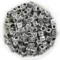 Zilveren vierkante letterkraaltjes voor DIY sieraden maken en hobby knutselprojecten. - Vierkante Zilveren Basis Zwarte Letter / 100 Stuks/Pak