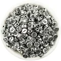 Gedetailleerde close-up van zilveren nummerkraaltjes in een kom voor knutselprojecten. - Plat Rond Zilveren Basis Zwart Nummer / 100 Stuks/Pak