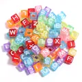 Perles carrees en acrylique lettres alphabet colorees pour la fabrication de bijoux DIY - Lot de 100 pièces / Base Multicolore Lettre Blanche (Diamètre Extérieur Env 6mm)