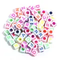 Perles alphabet carrées acrylique coloré cubes grands trous pour bricolage artisanat - Lot de 100 pièces / Fluorescent Base Blanche Lettre Multicolore (Diamètre Extérieur Env 6mm)