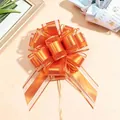 Metallische orangefarbene Geschenkschleife als dekorativer Schmuck für festliche Pakete - Roségold
