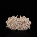 Pochette de soirée luxueuse en strass champagne avec motif floral de rose élégant - Rose - base dorée avec strass blancs