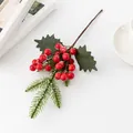 Branche de baies rouges artificielles de Noël avec aiguilles de pin givrées et feuilles pour décor. - Herbe de pin et baies rouges