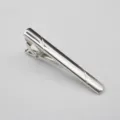 Zilveren metalen dasclip detailopname, elegant zakelijk herenaccessoire van metaal. - Zilver