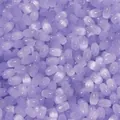 Gros plan sur des perles de verre violettes effet cat-eye, idéales pour vos bijoux DIY. - Ovale Violet