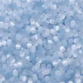 Gros plan détaillé de perles de rocaille en verre bleu clair pour fabrication de bijoux DIY. - Ovale Bleu