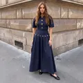 Elegantes zweiteiliges Rock-Set aus dunkelblauem Denim mit verzierten goldenen Knöpfen - S / Unterteile / Dunkler Rock
