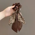 Chouchou élégant à fleurs marron style forêt avec de longs rubans pour les cheveux - Café Floral