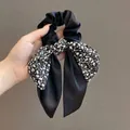 Chouchou élégant noir à motif floral avec long ruban de soie pour cheveux de femmes - Noir Fleuri