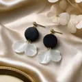 Elegantes pendientes de pétalos blancos con tachuelas negras en agujas de tono dorado - Estilo de gota redonda simple en blanco y negro (E1670-1) / Dorado/Negro/Blanco
