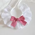Witte kanten huisdier slabbetje met rode strik, schattige kat en hond decoratieve halsband. - XS / Helderrode geruite strik