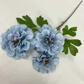 Ramo di fiori artificiali blu polveroso con tre teste e foglie verdi per decorazione domestica. - Dalie