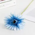 Vue détaillée d'une fleur artificielle de gerbera bleu pour la décoration intérieure. - Bleu