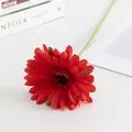 Détail en gros plan de fausse fleur gerbera rouge pour l'arrangement de décoration. - Rouge