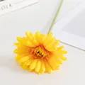 Primo piano del dettaglio del fiore di gerbera giallo artificiale, stelo corto. - Giallo