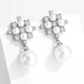 Elegante oorbellen met parelcluster en bungelende hangende fonkelende zirkoniastenen. - Witgoud