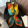 Elegante foulard in seta quadrato da donna con stampa botanica colorata, accessorio moda 90cm. - 23118 Immagine Principale