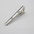 Zilveren metalen dasclip voor heren, minimalistische zakelijke pak accessoire variant. - Gestreept