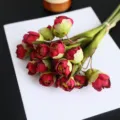 Bouquet di fiori artificiali rossi con fiori di seta per decorazione matrimonio 33cm - Rosso