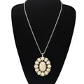 Collana vintage bohémien a girasole con pietre bianche venate su busto da gioielli - Naturale / Bianco