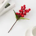 Vista dettagliata del ramo di bacche rosse artificiali, ideale per decorazioni natalizie. - Rosso