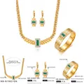 Detailansicht eines Goldschmuck-Sets aus Edelstahl mit grünen Steinen und Maßen - Dreiteiliges Set (Grün) / Grün