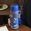 Thermobecher aus Edelstahl im Denim-Stil, Blau, mit Strohhalm und praktischer Trageschlaufe - Zwei-Wege-Trinkbecher-Stil (DD3095) / 520ml Kapazität / Denim-Blau