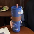 Stilvoller blauer Kaffee-Isolierbecher aus Edelstahl mit Denim-Textur und Strohhalm - Kaffeetassen-Stil (DD3098) / 800ML Fassungsvermögen / Denim-Blau