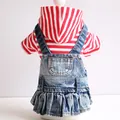 Detalle de una sudadera con capucha a rayas rojas y vestido vaquero para perros pequeños - XS / Rayas Rojas Denim Azul