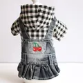 Vista trasera de sudadera con capucha a cuadros para mascotas y falda vaquera - XS / Vestido Mezclilla Bordado Cereza Cuadros Negros