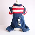 Detailansicht eines gestreiften Haustier-T-Shirts und einer blauen Jeans-Latzhose - Rot Gestreift (Uhrenanhänger)