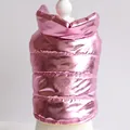 Detailansicht der metallisch rosa glänzenden gepolsterten Hundeweste für den Winter - XS / Rosa