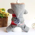 Detailansicht eines grauen Hunde-Winteroveralls mit flauschigem Fellbommel und Aufnähern. - XS / Grau