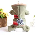 Detaillierte Rückansicht eines olivgrünen Winter-Hundeoveralls mit einer flauschigen Bommel. - XS / Armeegrün