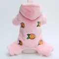 Detailansicht des rosa Plüsch-Hundepullis mit süßer Orangenstickerei und weicher Textur. - XS / Rosa