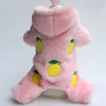 Rückenansicht des rosa Plüsch-Hundeoveralls mit Zitronenstickerei und weicher Textur - XS / Rosa Zitronen Stickerei