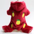 Detailansicht eines plüschigen roten Hunde-Jumpsuits mit gelber Zitronen-Stickerei. - XS / Weinrot Zitronen Stickerei
